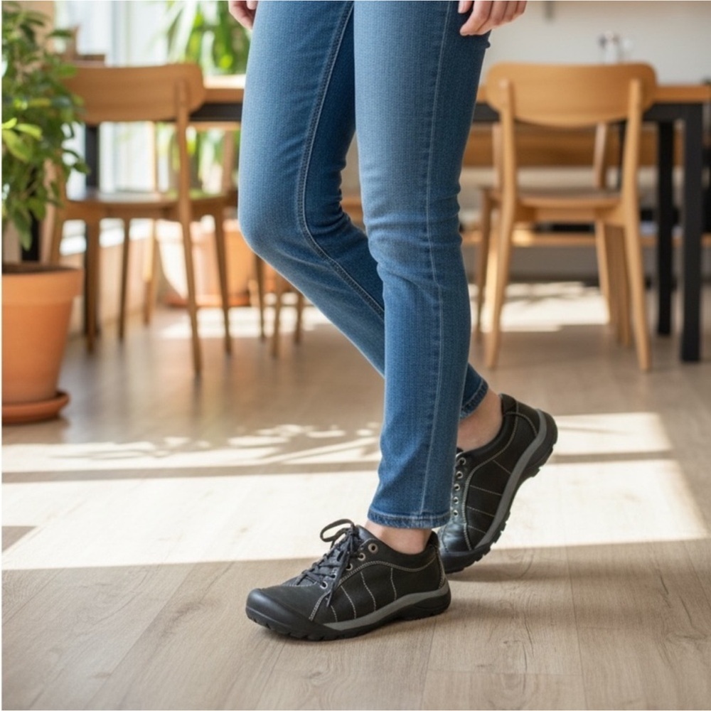 KEEN women’s Black Leather Lace Up Shoes Sneakers Sz 9.5 Casual Outdoor Gorpcore